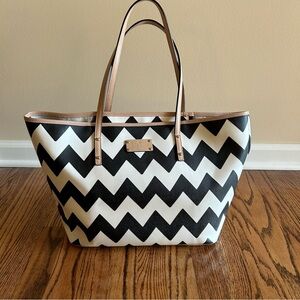 kate spade new york south of the border black and white chevron tote bag EUC